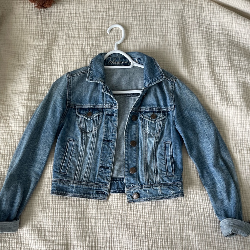 American eagle jean jacket. Worn no more than 5x. Size XS. Brand new condition.